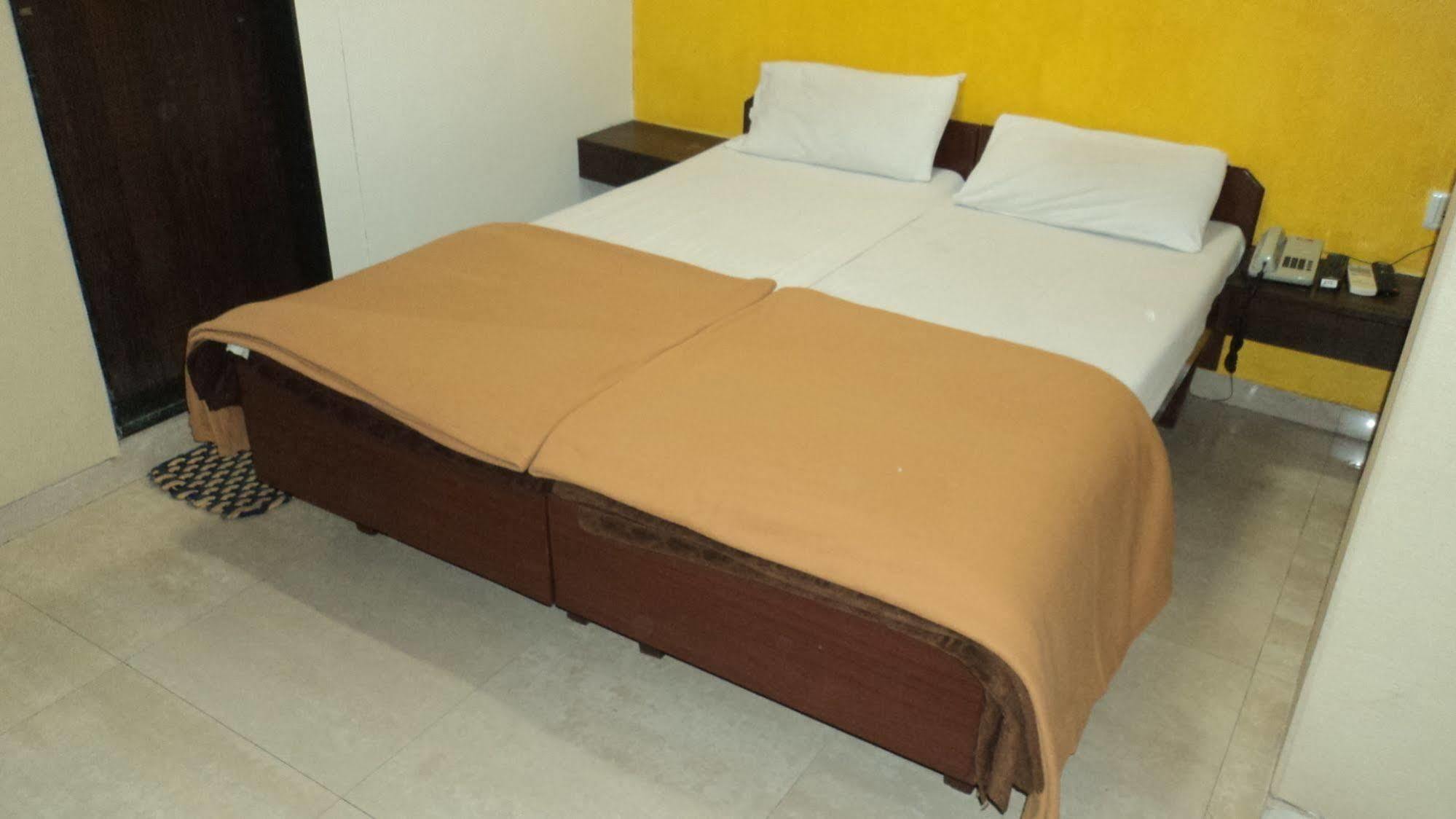 Benazeer Hotel Βομβάη Εξωτερικό φωτογραφία