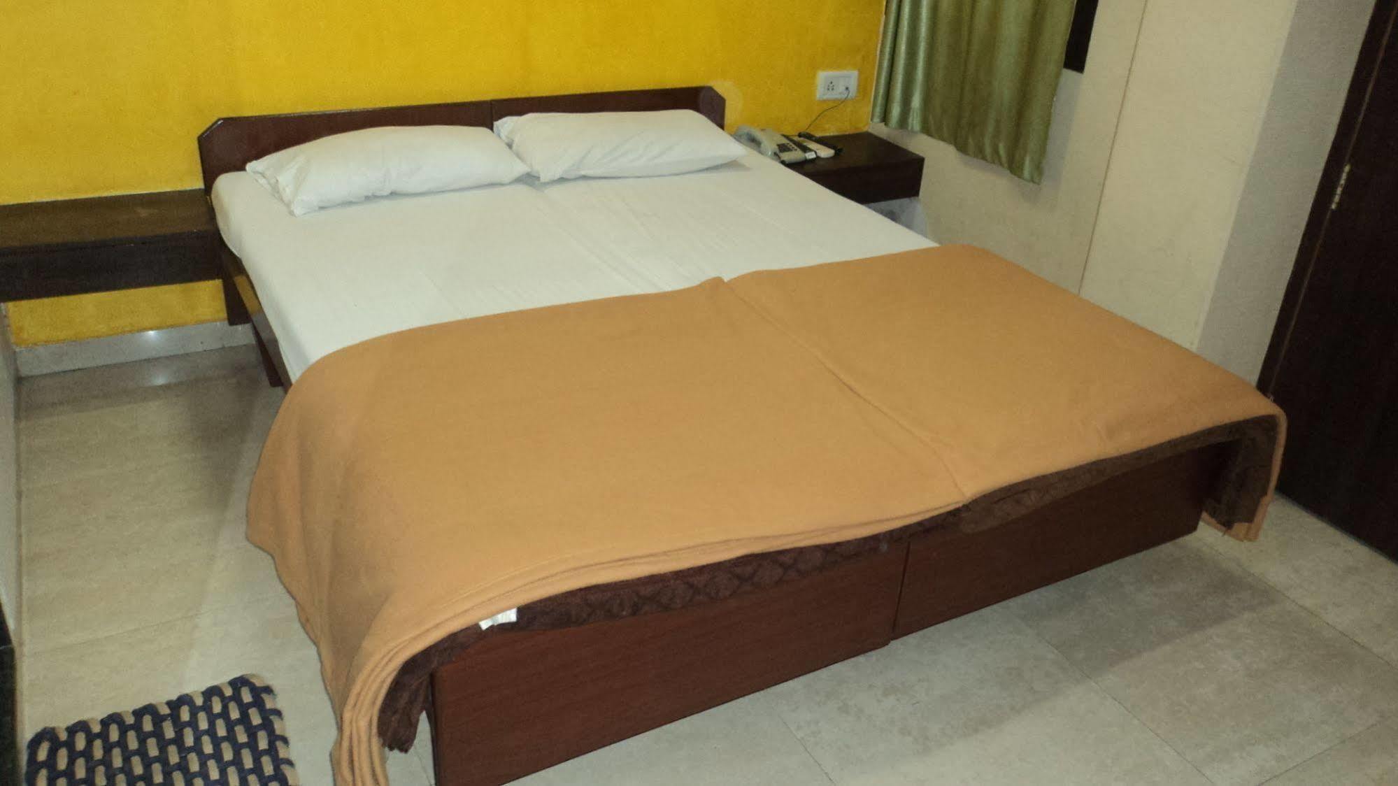 Benazeer Hotel Βομβάη Εξωτερικό φωτογραφία